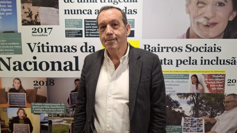 José Manuel Franco, presidente da CERCI Flor da Vida, posa em frente a painel com capas e momentos históricos do Valor Local, em contexto de entrevista sobre investimentos e respostas sociais em Azambuja