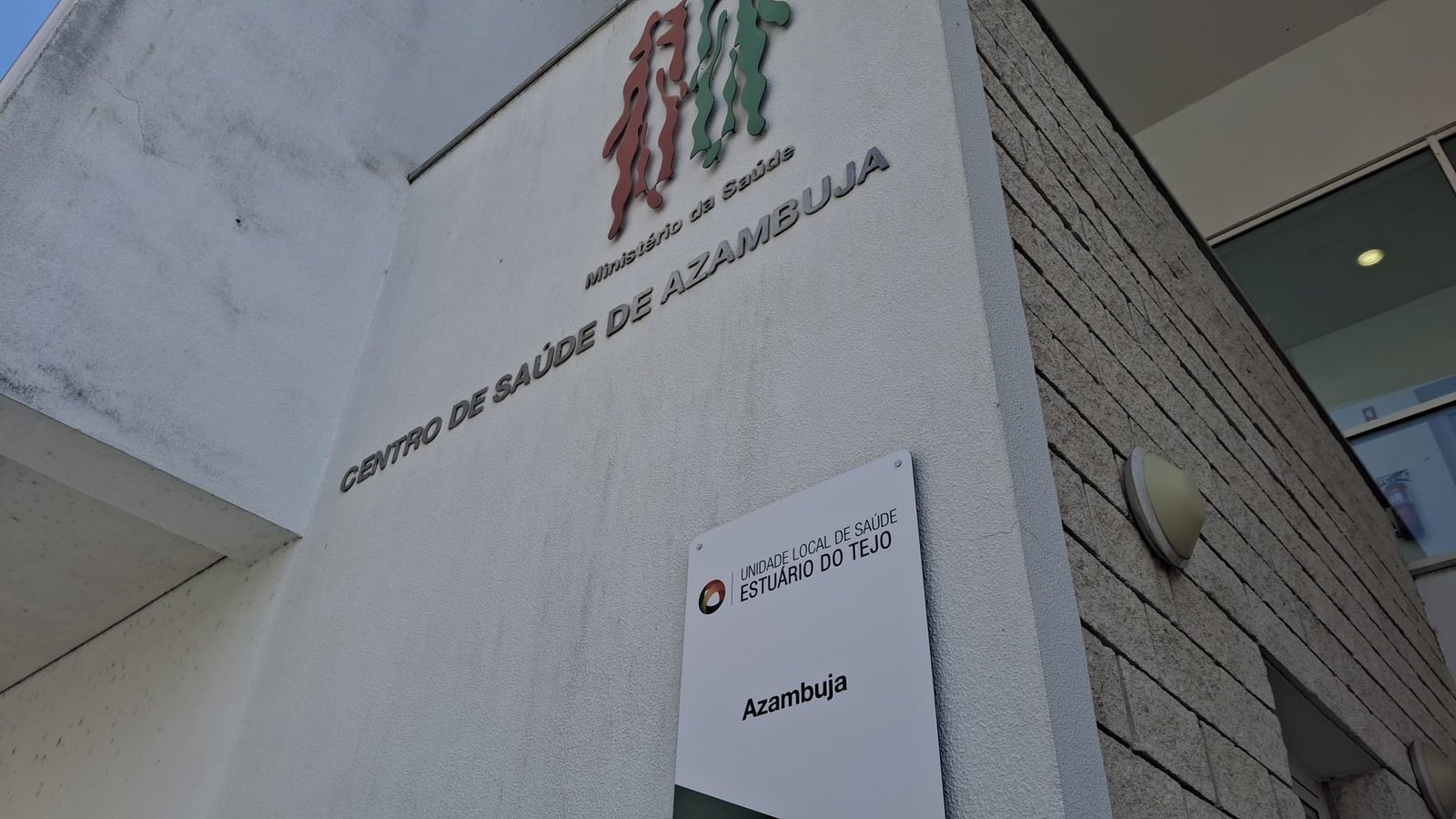 Centro de Saúde de Azambuja com identificação da Unidade Local de Saúde do Estuário do Tejo na fachada do edifício