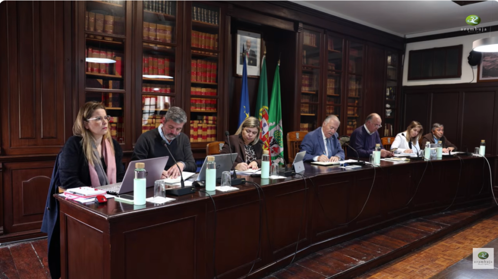 Executivo e vereadores reunidos na sala de sessões da Câmara Municipal de Azambuja, durante debate sobre acessibilidades e aumento do tráfego pesado no concelho.