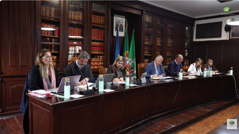 Executivo e vereadores reunidos na sala de sessões da Câmara Municipal de Azambuja, durante debate sobre acessibilidades e aumento do tráfego pesado no concelho.