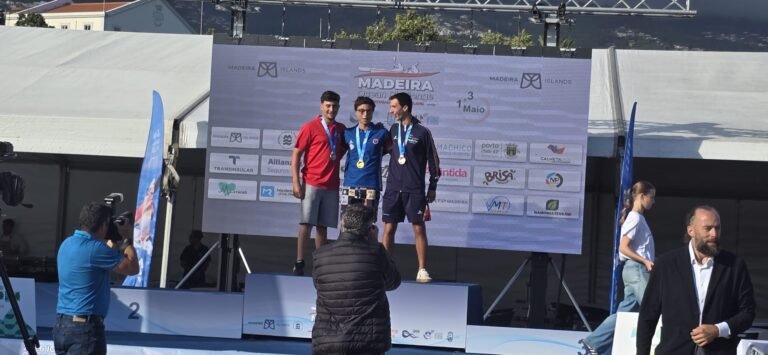 Martim Rodrigues no lugar mais alto do pódio após conquistar a medalha de ouro na Taça do Mundo de Canoagem de Mar