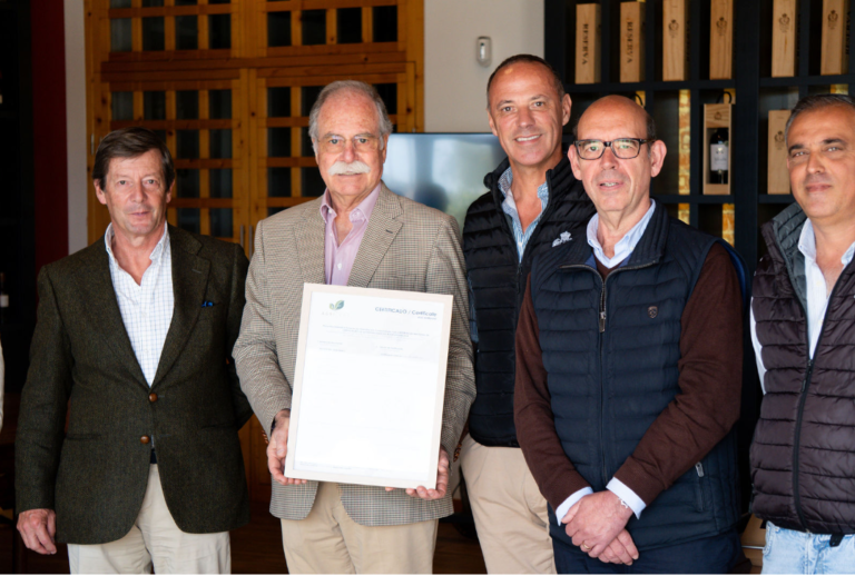 Equipa da Companhia das Lezírias após a atribuição da certificação de sustentabilidade vitivinícola com classificação máxima.