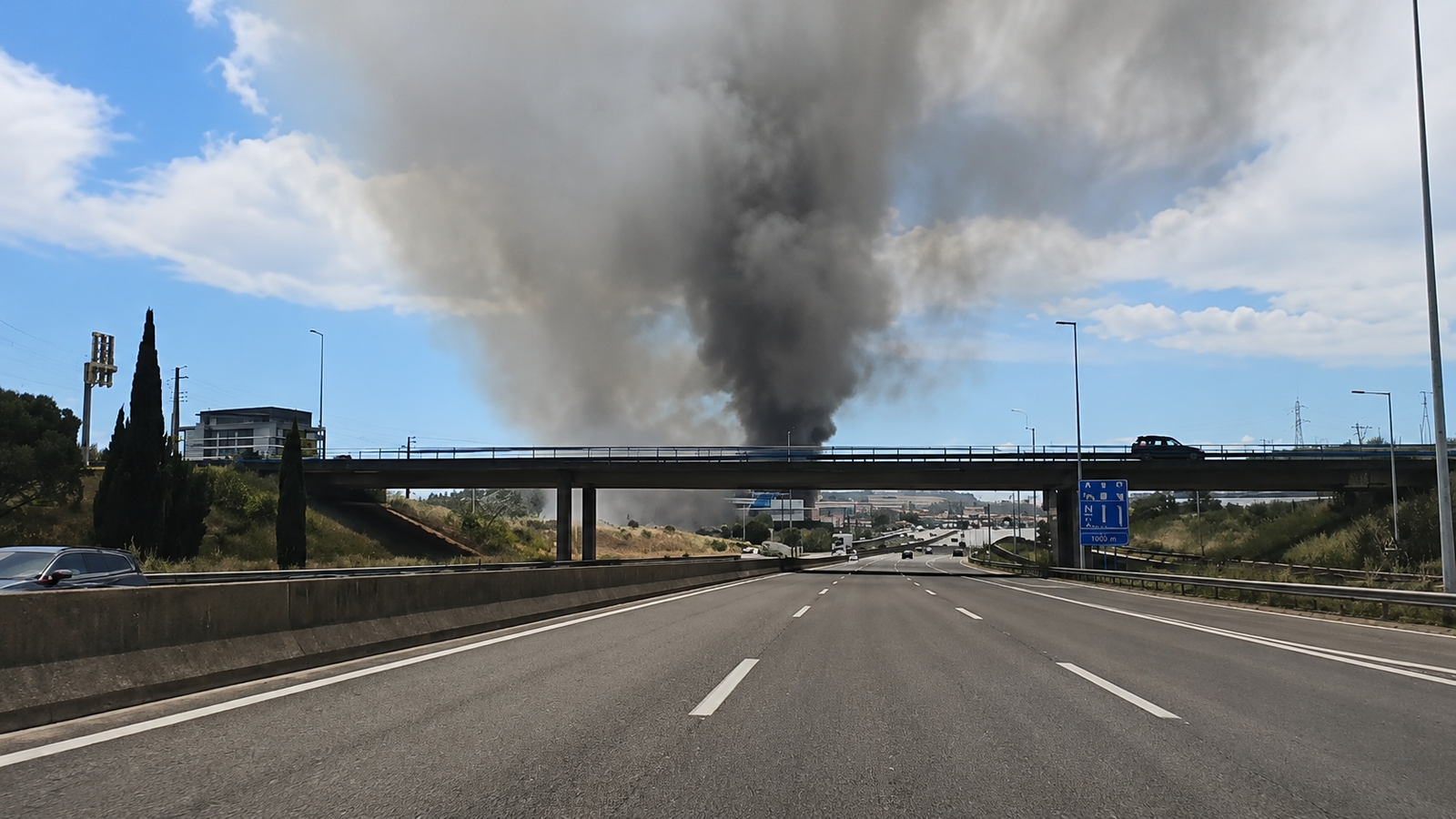 Bombeiro ferido em incêndio na DHL de Alverca