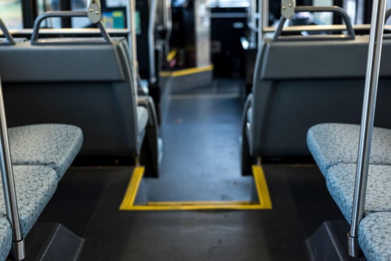 Interior de autocarro com bancos vazios, ilustrando a falta de transportes públicos em A do Barriga.