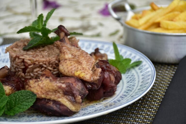 Frango de cabidela, um dos vários pratos em destaque