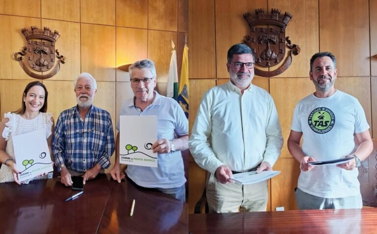 Representantes de associações locais e responsáveis do Município de Sobral de Monte Agraço durante a assinatura de contratos de comodato para cedência de instalações municipais.