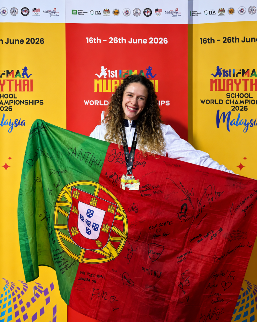 Matilde Rodrigues celebra o título de campeã do mundo de Muaythai com a bandeira de Portugal, na Malásia