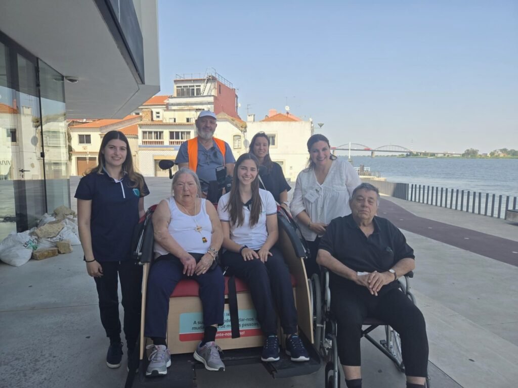 Voluntários e participantes do projeto Pedalar Sem Idade junto aos trixós, na zona ribeirinha de Vila Franca de Xira, durante um passeio destinado a combater a solidão e o isolamento social.
