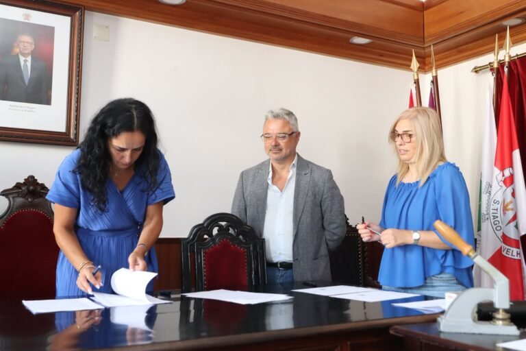 O presidente da Câmara de Arruda dos Vinhos, Carlos Alves, acompanha a assinatura do contrato de empréstimo de 3,8 milhões de euros para financiar a recuperação dos estragos provocados pelas tempestades no concelho.