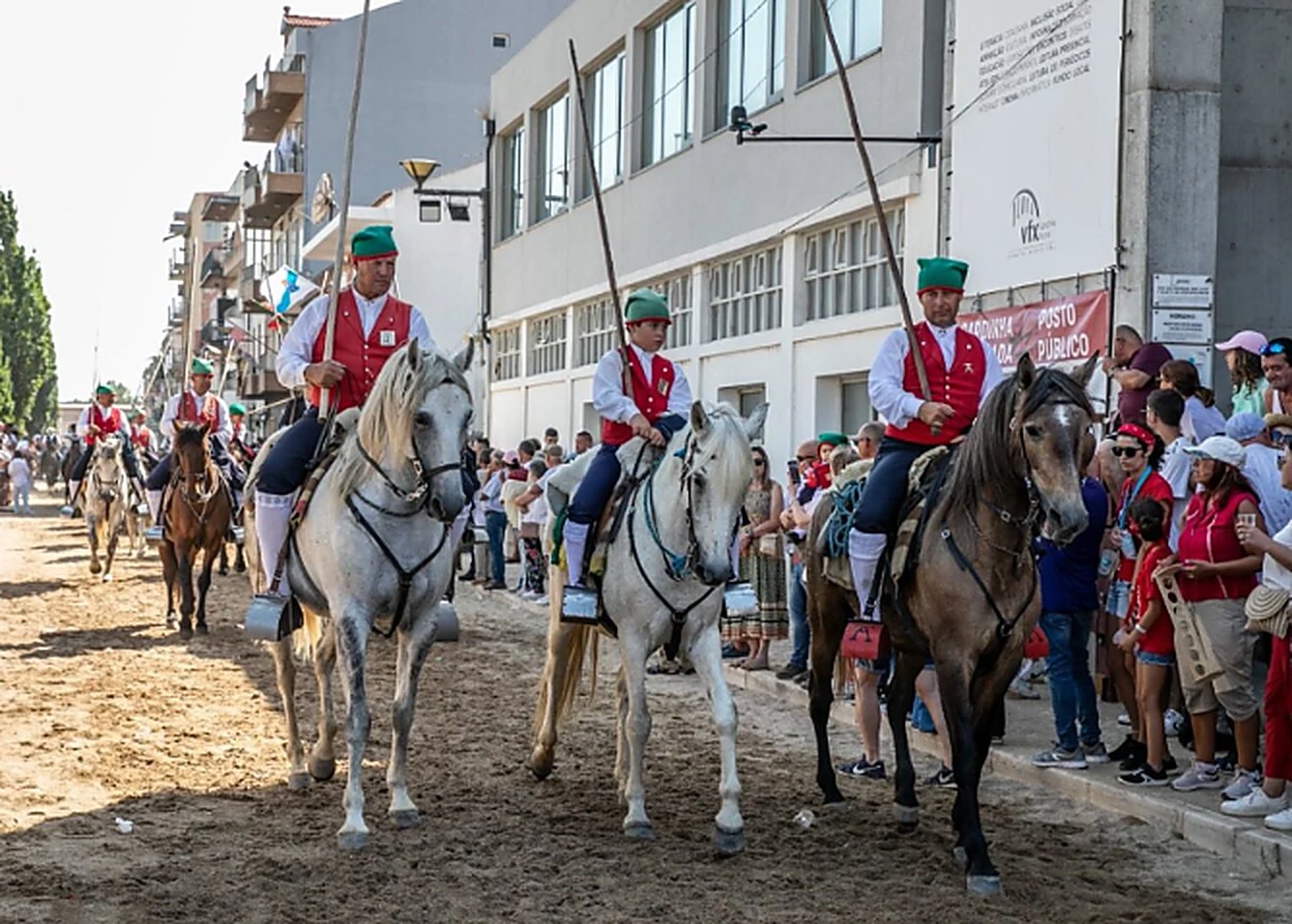 Calor obriga a alterações na Festa do Colete Encarnado