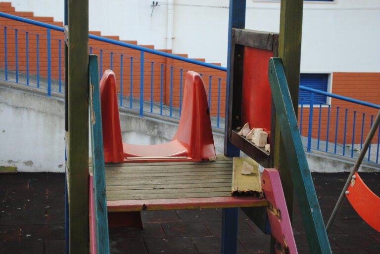 Uma larga fatia de equipamentos deste género apresenta sinais de degradação como este balouço num dos parques de Aveiras de Cima