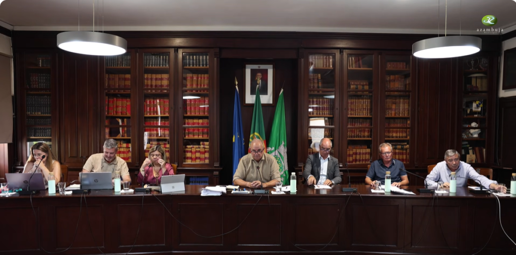 Executivo da Câmara Municipal da Azambuja durante a reunião em que foi aprovado o recurso a um empréstimo para a reabilitação da EM513.