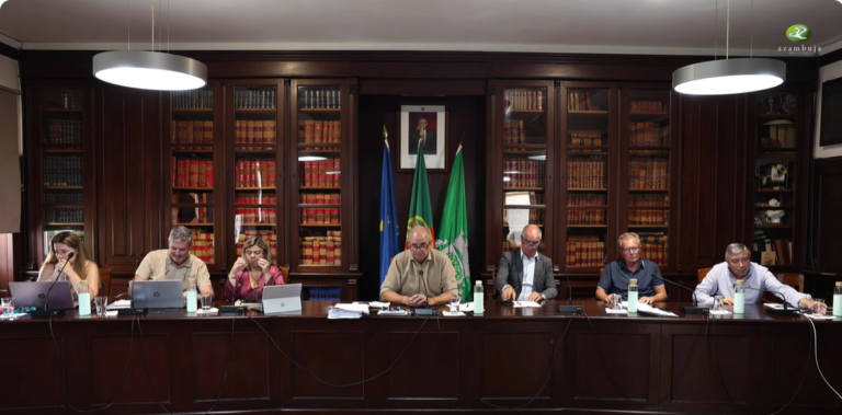 Executivo da Câmara Municipal da Azambuja durante a reunião em que foi aprovado o recurso a um empréstimo para a reabilitação da EM513.