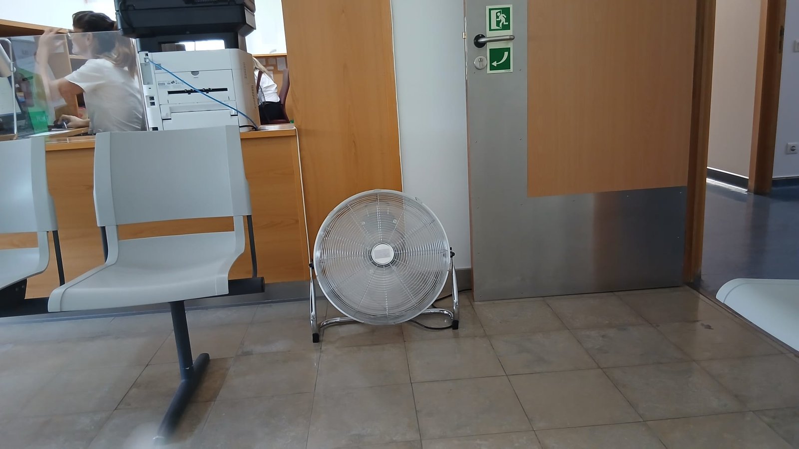 Neste momento, os utentes apenas têm ao dispor uma ventoinha na sala de espera