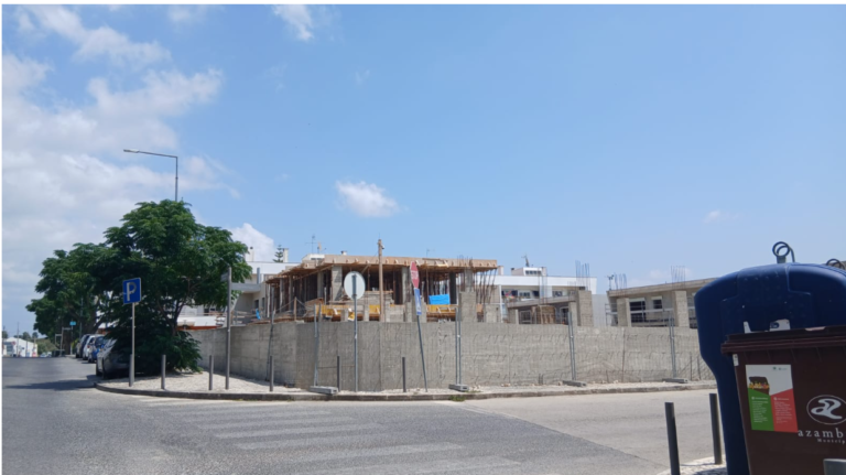 Um dos edifícios em construção na vila de Azambuja