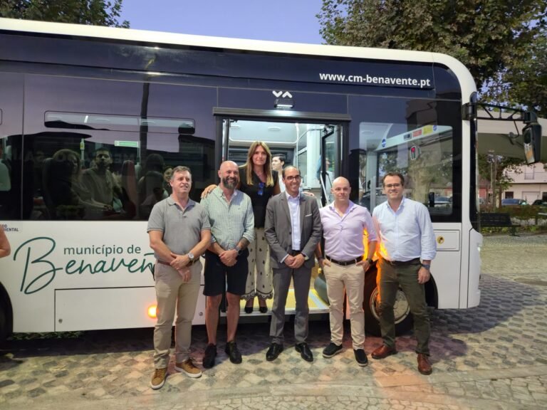 Apresentação do projeto pelos eleitos e o novo autocarro ao serviço deste programa
