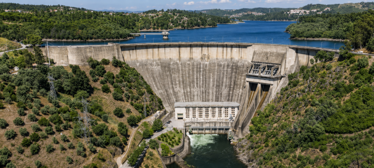 Castelo de Bode: a grande reserva de água que abastece a região