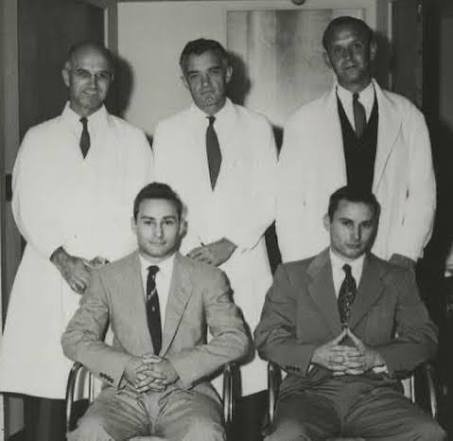 Foi a 23 de Dezembro de 1954, no Peter Bent Brigham Hospital, em Boston, que dois gémeos de vinte e três anos entraram no bloco operatório