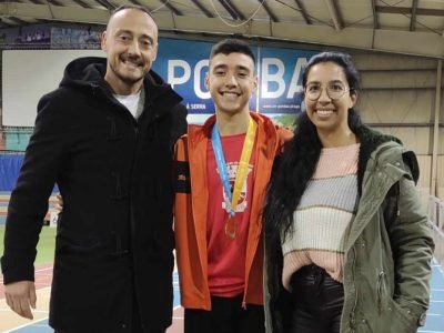 O atleta com os pais na hora de receber a medalha