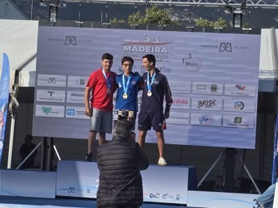 Martim Rodrigues no lugar mais alto do pódio após conquistar a medalha de ouro na Taça do Mundo de Canoagem de Mar