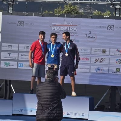 Martim Rodrigues no lugar mais alto do pódio após conquistar a medalha de ouro na Taça do Mundo de Canoagem de Mar