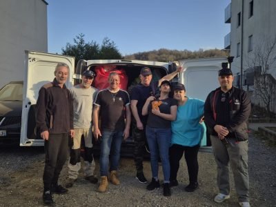 Grupo de operacionais da Associação Humanitária Resgate Emergência de Portugal junto a carrinha com bens de apoio, preparados para ações de emergência