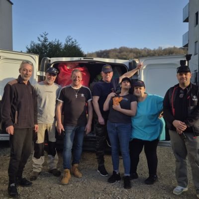 Grupo de operacionais da Associação Humanitária Resgate Emergência de Portugal junto a carrinha com bens de apoio, preparados para ações de emergência