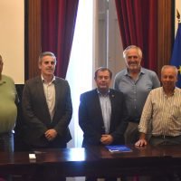 Momento da assinatura do protocolo entre a Câmara Municipal de Alenquer e a Associação de Confinantes do Rio Alenquer.