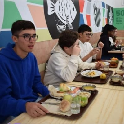 Fto: Valor Local Alunos num refeitório na escola em Benavente