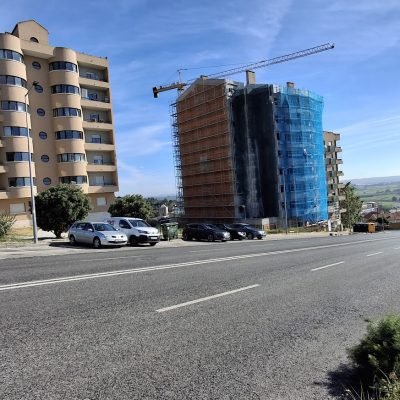Encosta com urbanização incompleta e lotes vazios na zona do Brandão em Alenquer