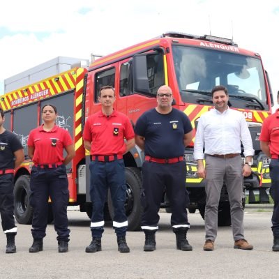Grupo de bombeiros voluntários de Alenquer e o presidente da Câmara posam em frente a um veículo de combate a incêndios vermelho
