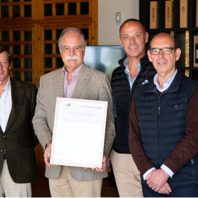 Equipa da Companhia das Lezírias após a atribuição da certificação de sustentabilidade vitivinícola com classificação máxima.
