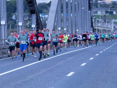 Os atletas, nas altura da passagem pela Ponte Marechal Carmona