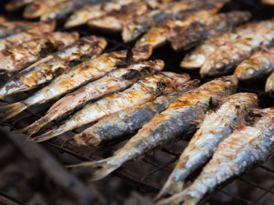 Distribuição de sardinha assada é sempre um dos principais atrativos da festa