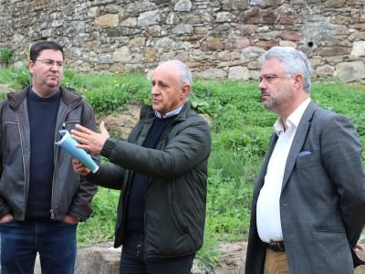 Durante a visita do responsável da APA ao terreno