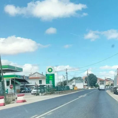 Trânsito intenso de veículos ligeiros e pesados num troço urbano do Carregado, junto a zonas residenciais e comerciais atravessadas pela EN1 e EN3.