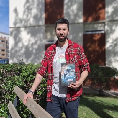 Fábio Galhanas posa no Carregado segurando o livro “Dallas – O Meu Bairro”, junto a um espaço verde da urbanização da Barrada.