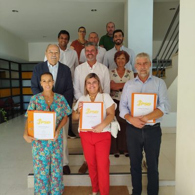 O momento após a entrega das listas na escadaria do Tribunal de Alenquer