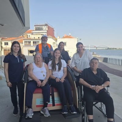 Voluntários e participantes do projeto Pedalar Sem Idade junto aos trixós, na zona ribeirinha de Vila Franca de Xira, durante um passeio destinado a combater a solidão e o isolamento social.