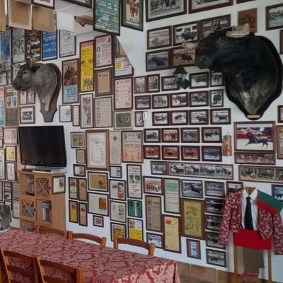 As paredes das tertúlias de Vila Franca de Xira contam décadas de história. Fotografias, cartazes, documentos e objetos ligados à tauromaquia