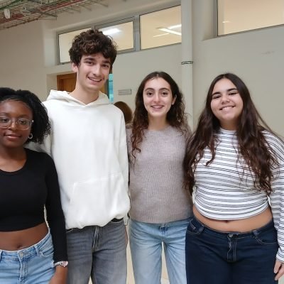 Grupo de alunos da Escola Secundária Gago Coutinho, em Alverca, envolvidos no projeto “O Mundo é Aqui”, que promove a integração e a diversidade cultural.