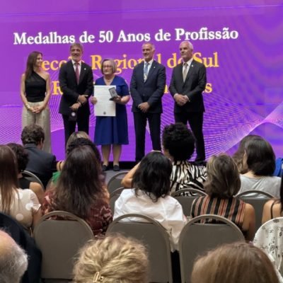 Maria João Dias da Silva distinguida por 50 anos de profissão farmacêutica