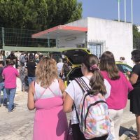 Os encarregados de educação á Porta da Escola Básica de Azambuja