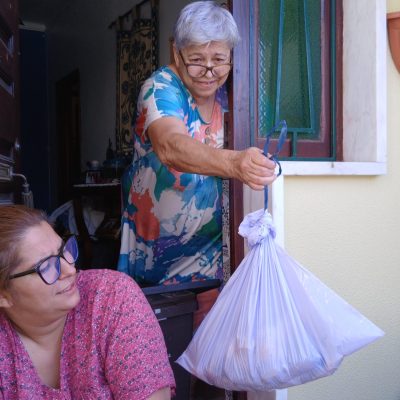 Joana com a mãe orgulhosas de fazerem parte da mudança ambiental na vila
