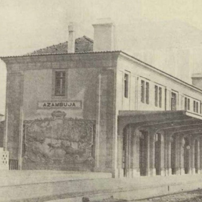 Imagens do novo edifício de passageiros da estação de Azambuja, concluído em 1935, mostrando diferentes perspetivas da gare e alguns dos seus elementos arquitetónicos e decorativos. Fonte: Boletim da C.P., n.º 82, abril de 1936, Companhia dos Caminhos de Ferro Portugueses.