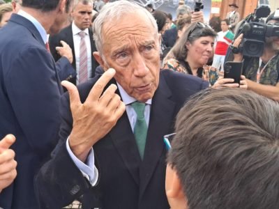 O presidente em contacto com crianças da escola de toureio   da Moita (DR) Valor Local