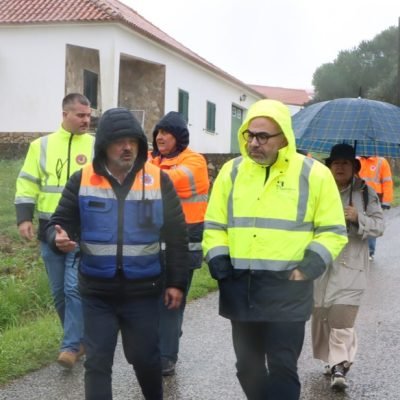 O Ministro Pinto Luz e Carlos Alves, Presidente da Câmara de Arruda em visita à Estrada do Lapão
