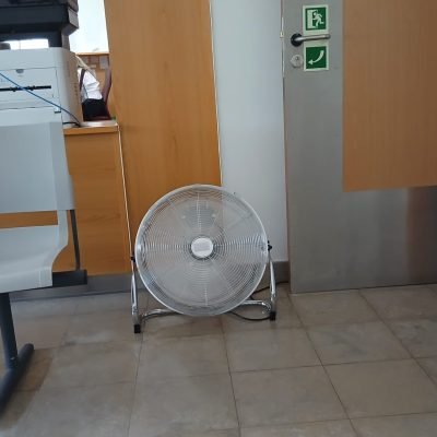 Neste momento, os utentes apenas têm ao dispor uma ventoinha na sala de espera