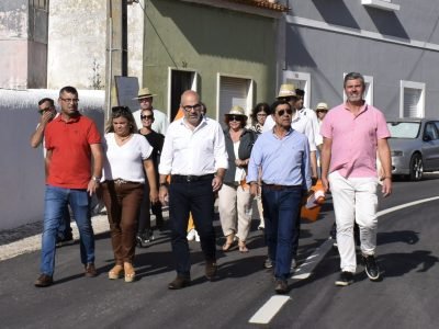 O ministro Pinto Luz, com a Candiadta à Câmara de Azambuja do PSD, numa visita a Vila Nova da Rainha