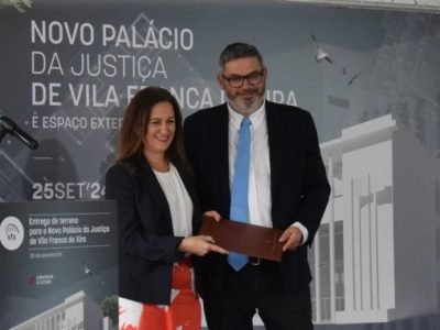 Altura em que o Município de Vila franca faz a entrega do terreno à Ministra